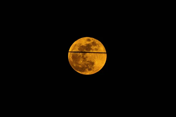 Han stor fullmåne flyter i himlen. Super blue blood moon, Januar — Stockfoto