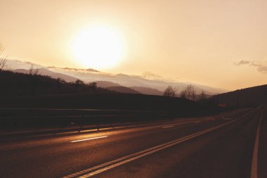 gün batımında dağ yolu ile güzel manzara