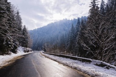 Kış dağ yolu ile manzara