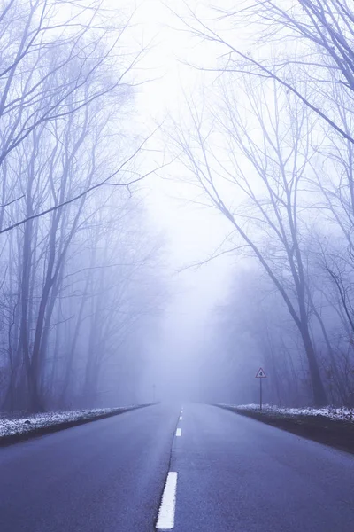 Kış dağ yolu ile manzara