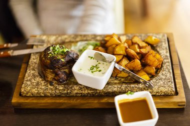 taş biftek sosu ve seçici odak ile patates kızartması ile