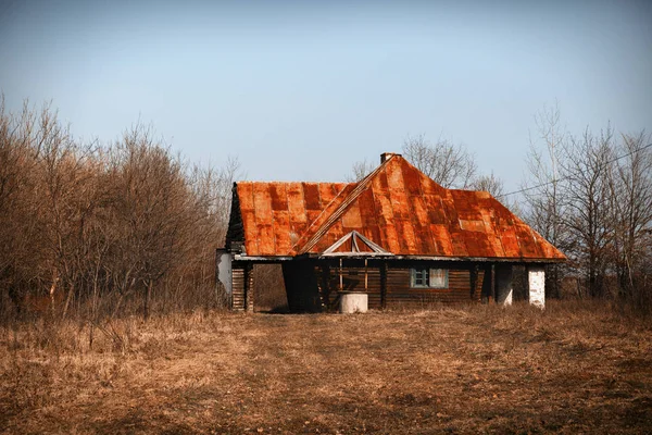 Vieille maison en bois avec toit en tôle — Photo