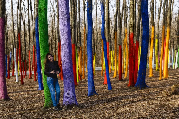 La hermosa mujer toma fotos y disfruta de un bosque pintado i — Foto de Stock