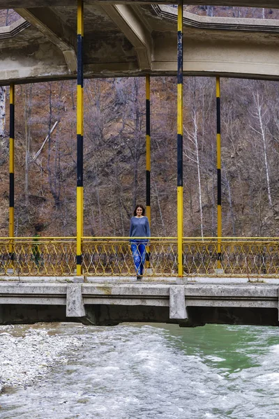 Eski bir köprü üzerinde turist kadın — Stok fotoğraf