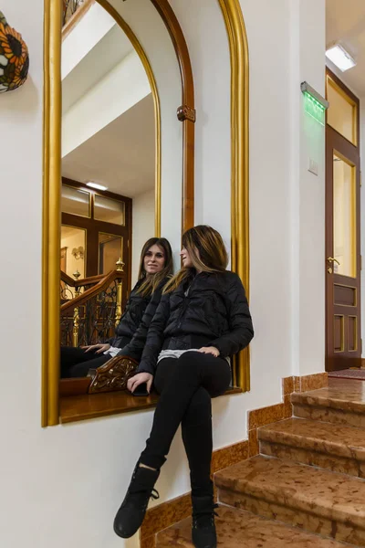 古典建筑中楼梯上的女人 — 图库照片