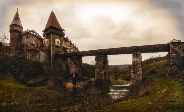 Pejzaż z zamkiem Corvin w Rumunii — Zdjęcie stockowe