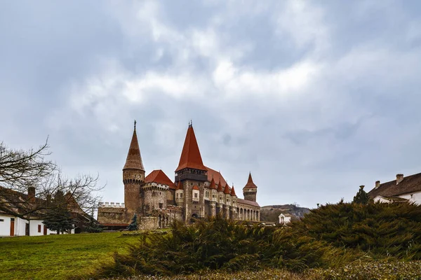 Landschaft mit der Burg Corvin in Rumänien — Stockfoto