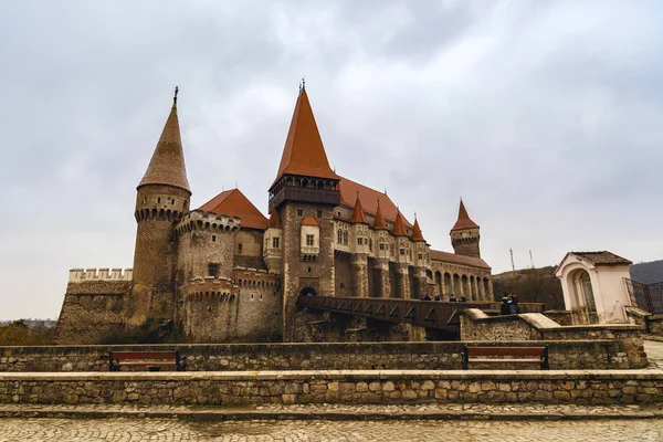 Paisagem com o Castelo de Corvin na Roménia — Fotografia de Stock