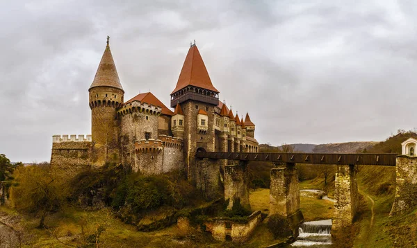 Paisaje con el Castillo de Corvin en Rumania — Foto de Stock