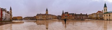 Sendika kare (Piata Unirii) yağmurlu bir günde Oradea, Rom gördüm