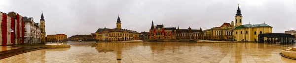 Union square (Piata Unirii) seen at the rainy day in Oradea, Rom — Stock Photo, Image