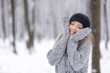 güzel genç kadın ormanda kış keyfi