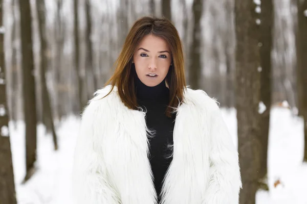 Beautiful young woman enjoying winter in the woods — Stock Photo, Image