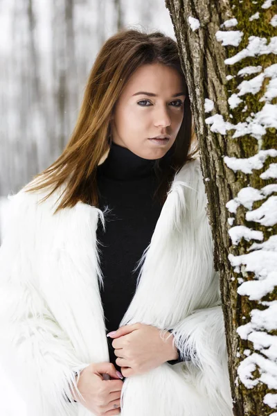 Hermosa joven disfrutando del invierno en el bosque —  Fotos de Stock