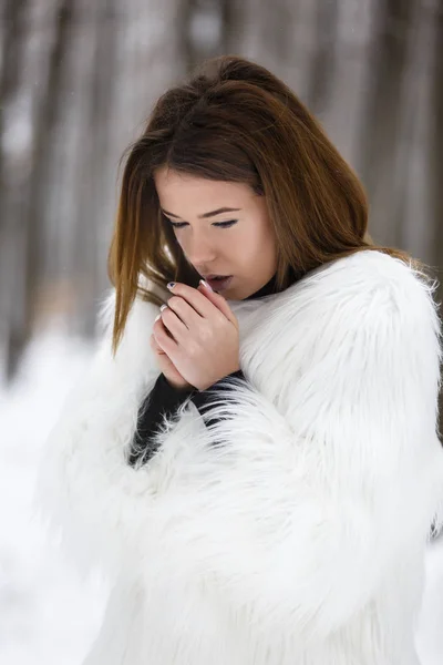 Hermosa joven disfrutando del invierno en el bosque —  Fotos de Stock