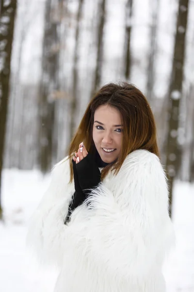 森の中の冬を楽しんでいる美しい若い女性 — ストック写真