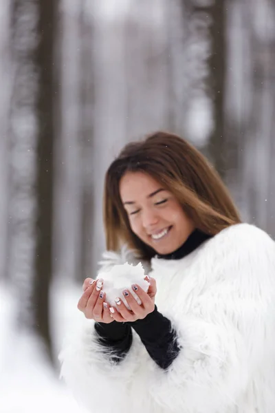 Gyönyörű fiatal nő élvezi téli az erdőben — Stock Fotó