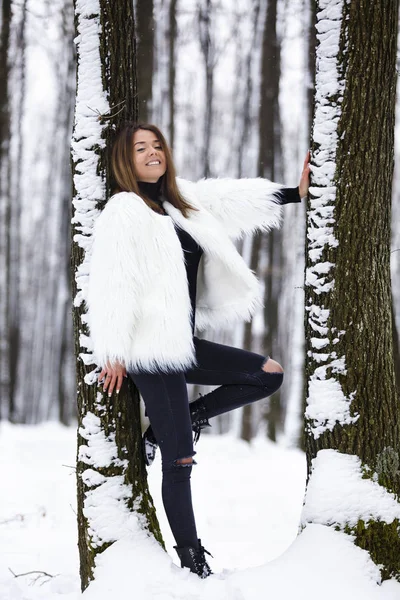 Mooie jonge vrouw, genieten van de winter in het bos — Stockfoto