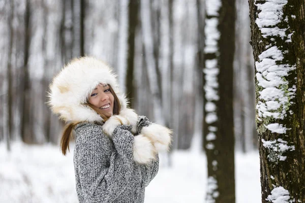 Güzel genç kadın ormanda kış keyfi — Stok fotoğraf
