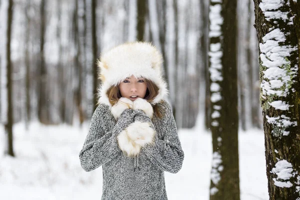 Gyönyörű fiatal nő élvezi téli az erdőben — Stock Fotó