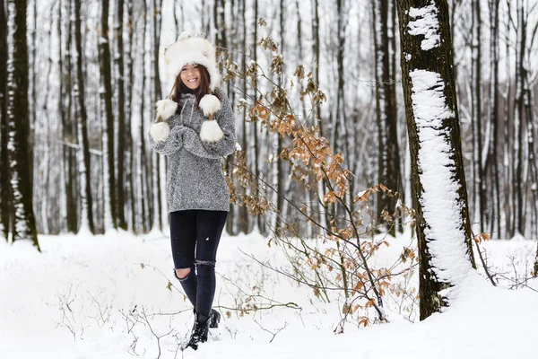 Beautiful young woman enjoying winter in the woods — Stock Photo, Image