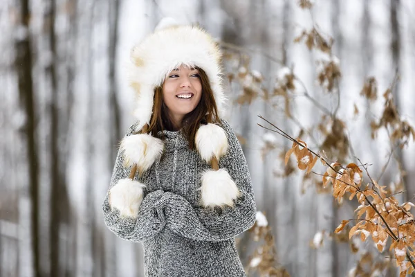 Bela jovem mulher desfrutando de inverno na floresta — Fotografia de Stock