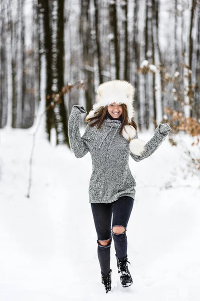 Belle jeune femme profitant de l'hiver dans les bois — Photo