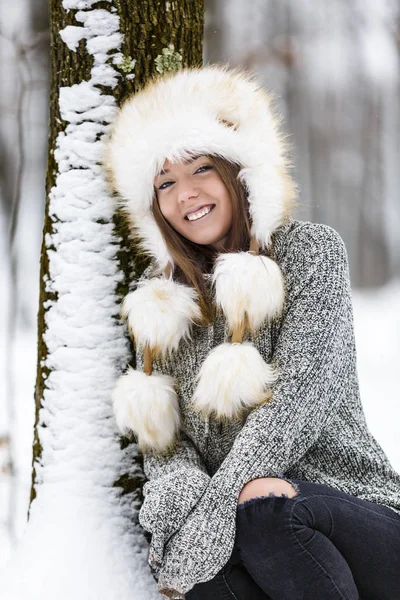 Belle jeune femme profitant de l'hiver dans les bois — Photo