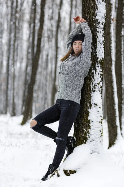 Όμορφη νεαρή γυναίκα που απολαμβάνουν χειμώνα στο δάσος — Φωτογραφία Αρχείου
