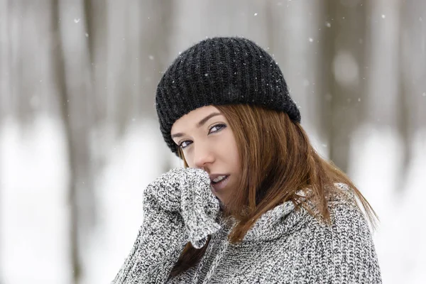 Bela jovem mulher desfrutando de inverno na floresta — Fotografia de Stock