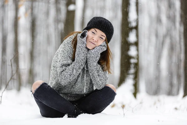 Mooie jonge vrouw, genieten van de winter in het bos — Stockfoto