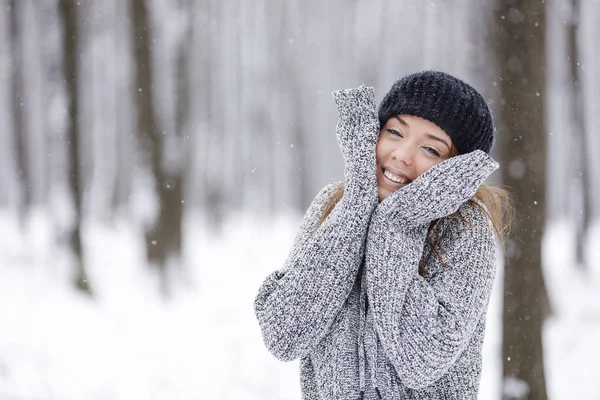 Beautiful young woman enjoying winter in the woods — Stock Photo, Image