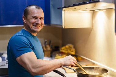 Adam mutfakta evde wok yemek