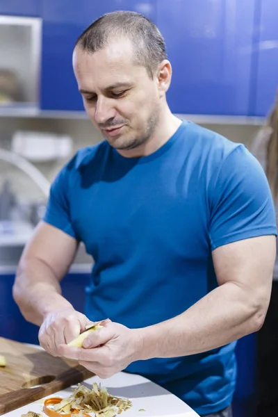 Homme coupe des légumes sur un bois dans la cuisine — Photo