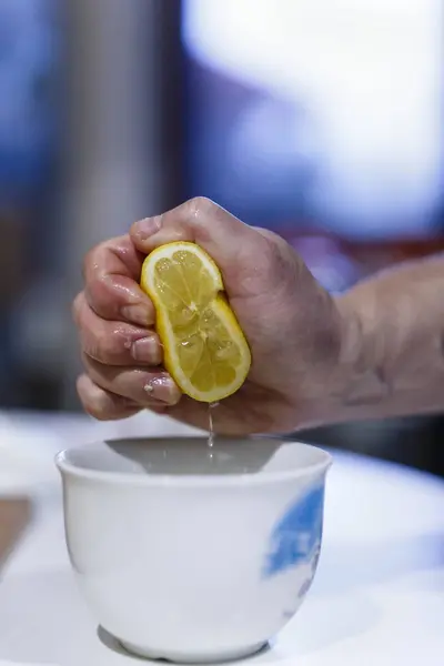 Man hands squeeze citrus — Stock Photo, Image