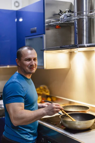 L'homme dans la cuisine fait la cuisine à la maison au wok — Photo