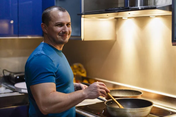 L'homme dans la cuisine fait la cuisine à la maison au wok — Photo