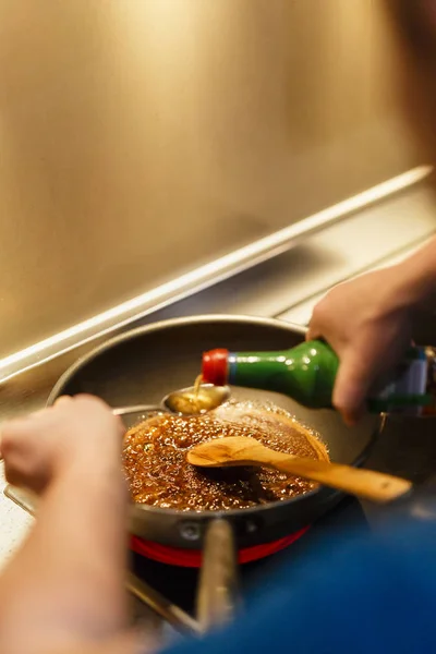 L'homme dans la cuisine fait la cuisine à la maison au wok — Photo