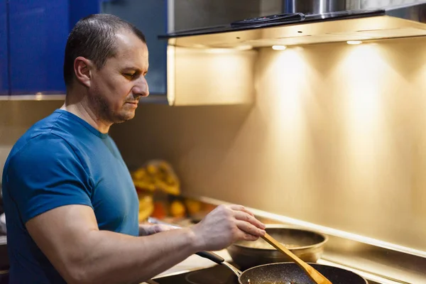 L'homme dans la cuisine fait la cuisine à la maison au wok — Photo