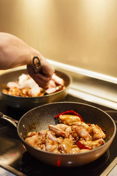 Asya tavuk kanadı "Wok" un, yemek yapan adam — Stok fotoğraf