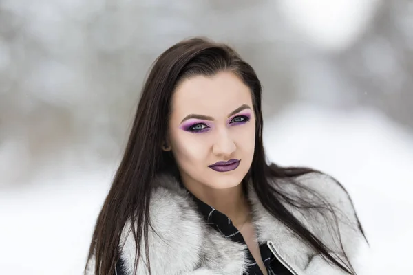 Portrait d'hiver avec une femme aux yeux colorés — Photo