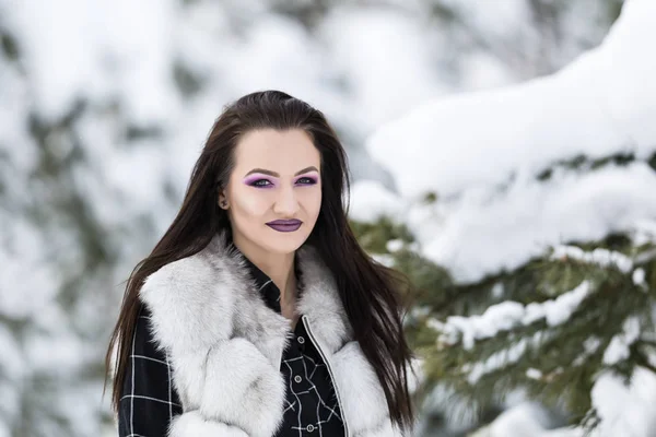 Retrato de invierno con una mujer con ojos de colores —  Fotos de Stock
