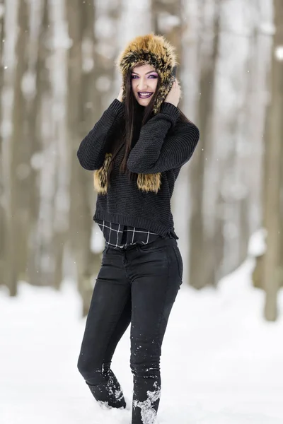 Retrato de invierno con una mujer con ojos de colores —  Fotos de Stock