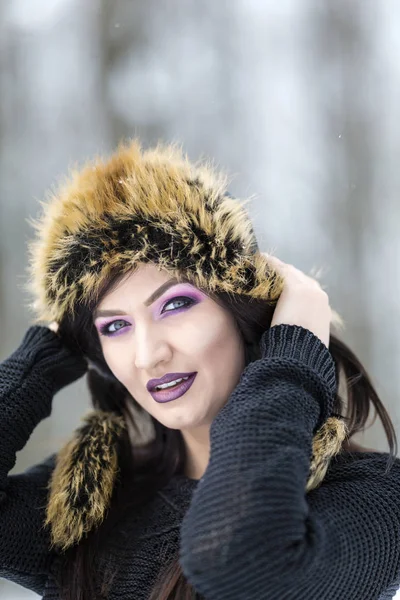 Kış portre renkli gözlü bir kadınla — Stok fotoğraf