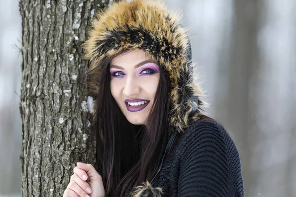 Retrato de inverno com uma mulher com olhos coloridos — Fotografia de Stock