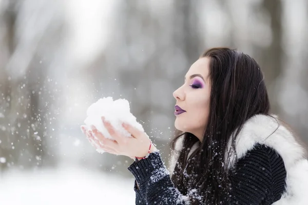 Lány játszik hó a parkban — Stock Fotó