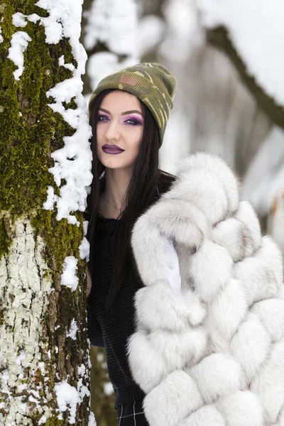 Retrato de inverno com uma mulher com olhos coloridos — Fotografia de Stock