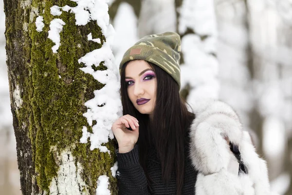 Winterporträt mit einer Frau mit farbigen Augen — Stockfoto