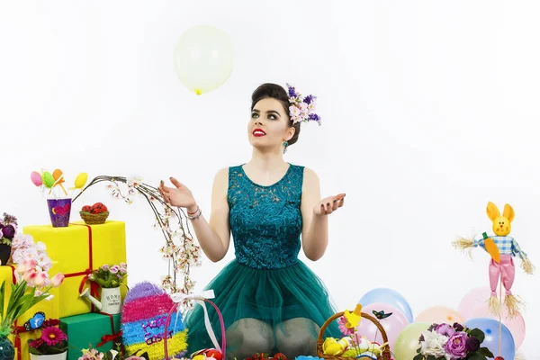 Estilo Pascua, mujer con maquillaje y decoraciones específicas de Pascua —  Fotos de Stock