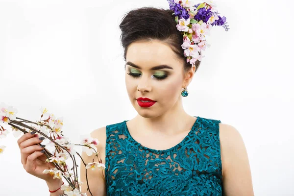 Portrait of a beautiful girl standing among the branches of cher — Stock Photo, Image